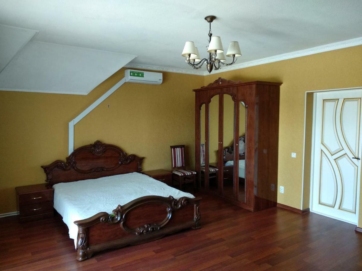 Дом С Бассейном И Сауной Villa Boryspil Ngoại thất bức ảnh